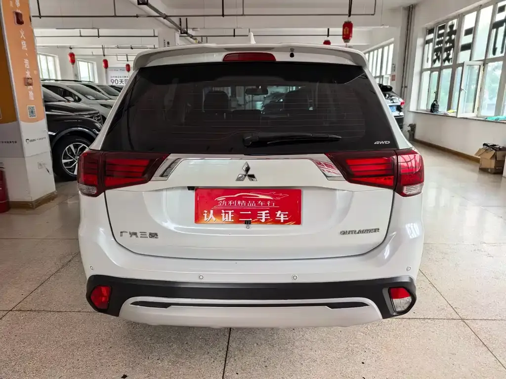 Mitsubishi Outlander — фото 8