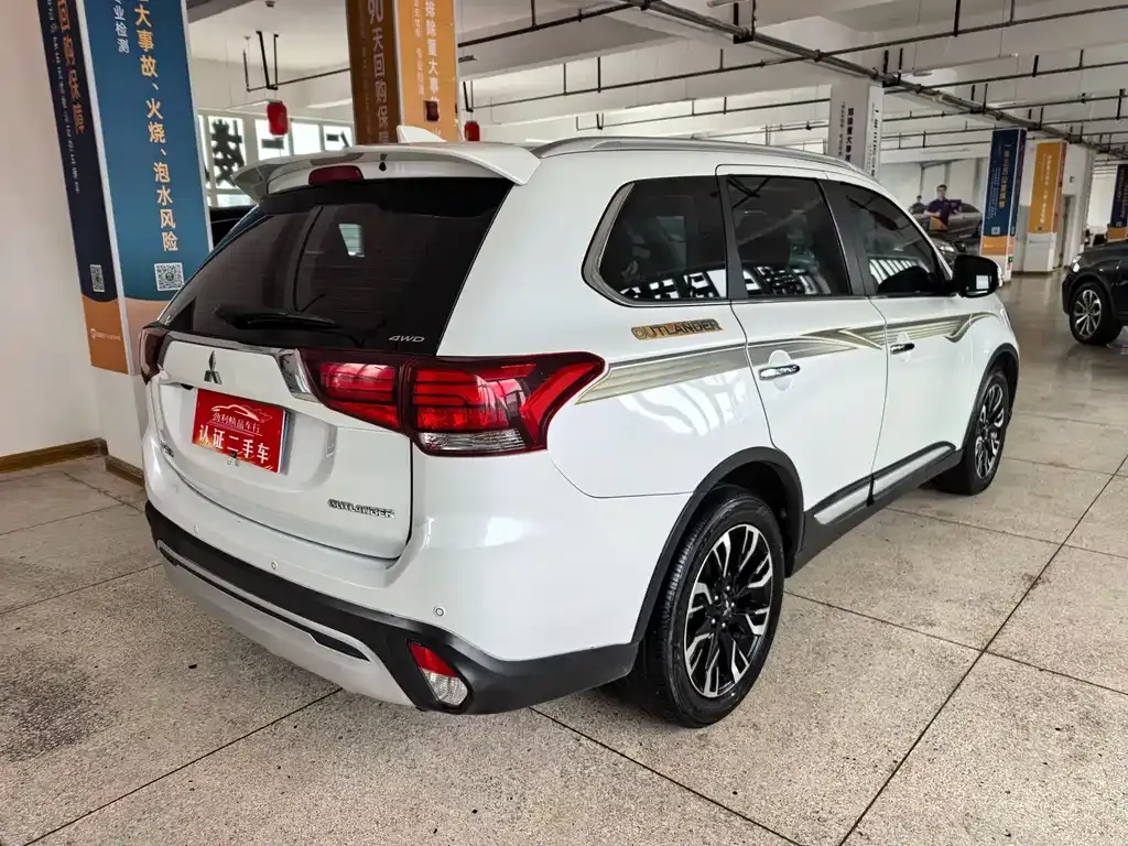 Mitsubishi Outlander — фото 4