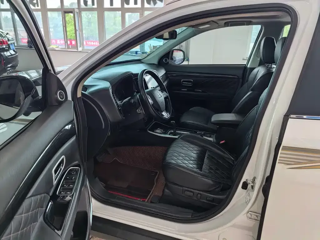 Mitsubishi Outlander — фото 10
