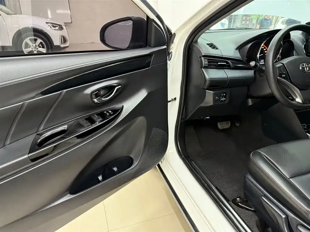 Toyota Yaris L — фото 6