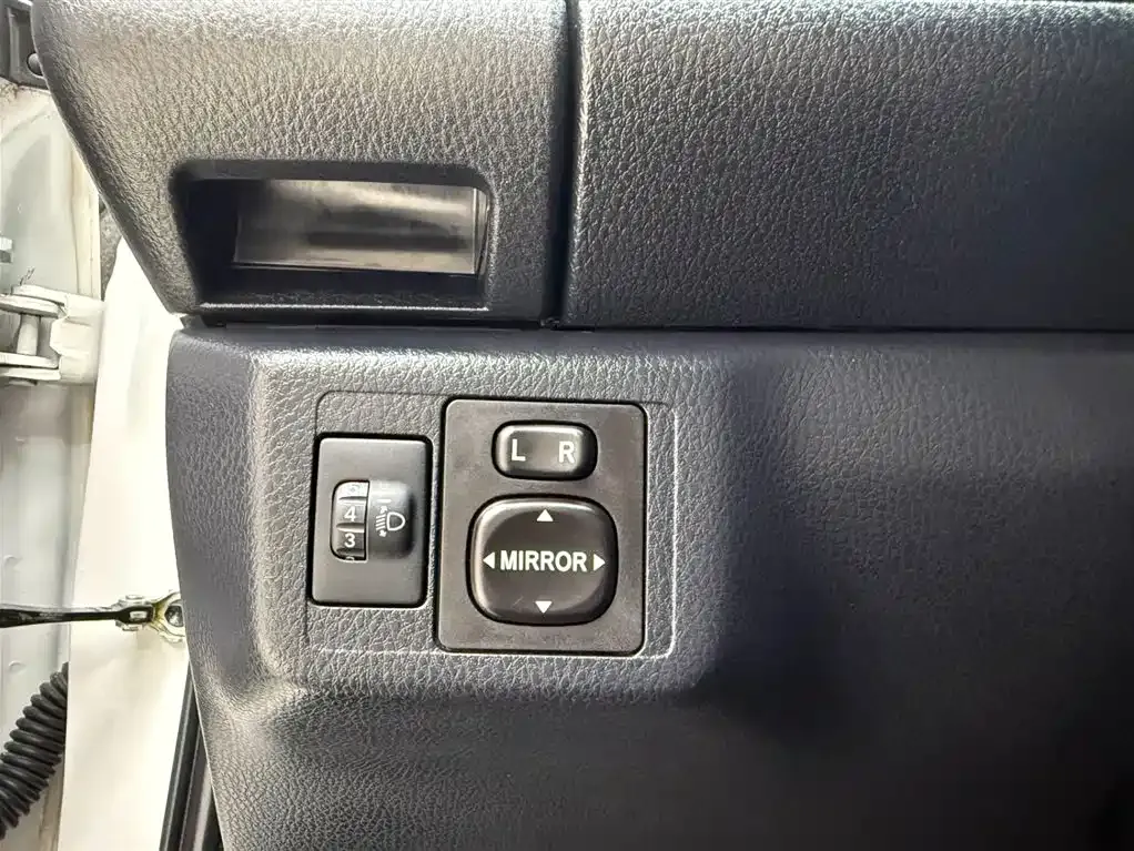 Toyota Yaris L — фото 4