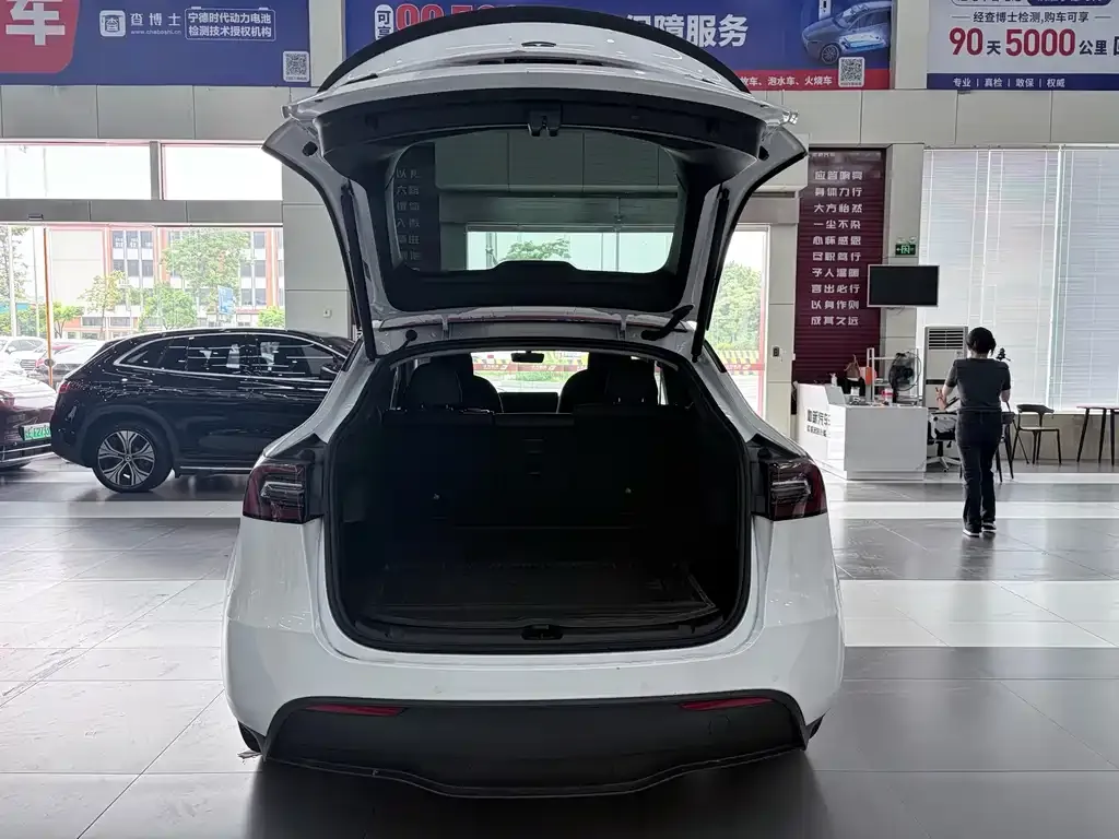Tesla Model Y — фото 6