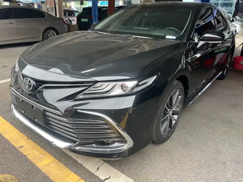 Toyota Camry — фото 1