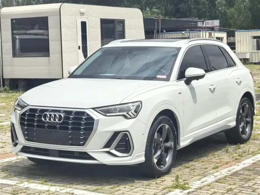 Audi Q3 — фото 1