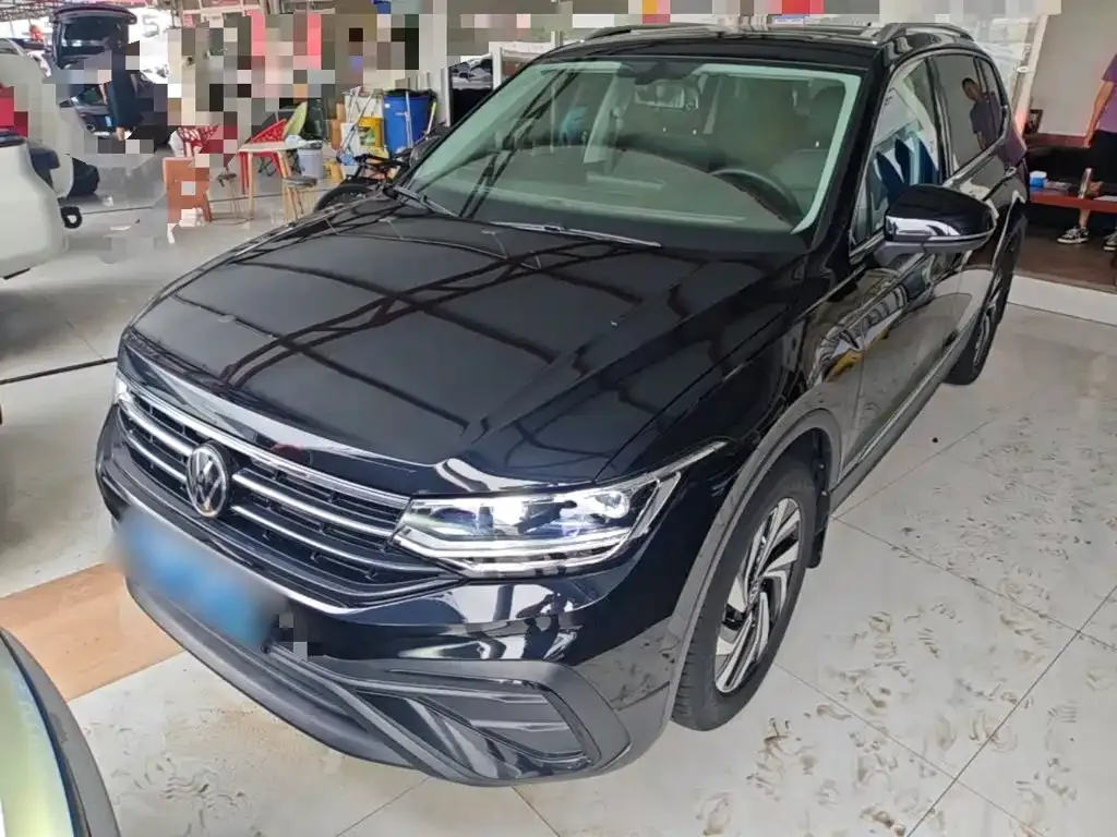 Volkswagen Tiguan L — фото 1