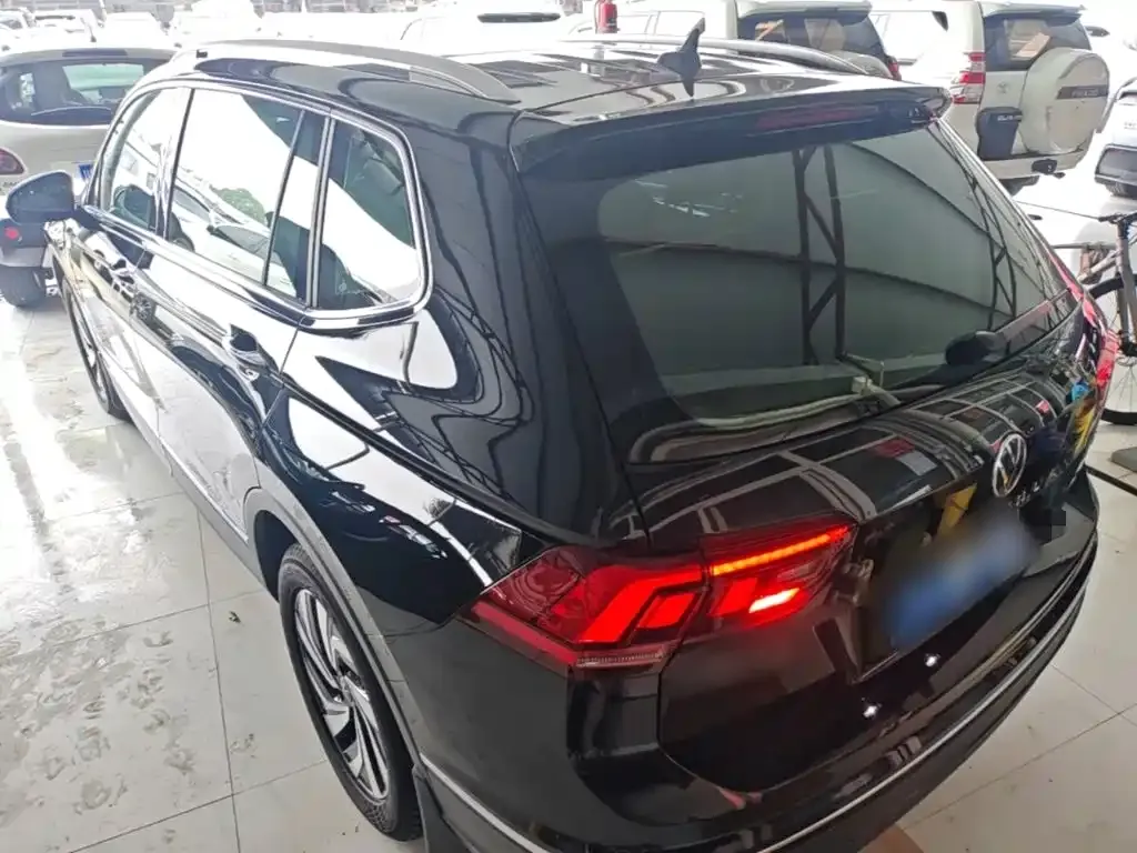 Volkswagen Tiguan L — фото 10