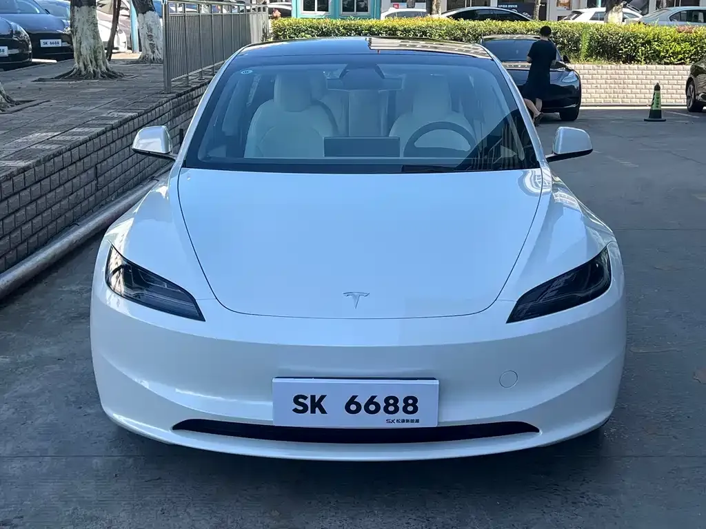 Tesla Model 3 — фото 1