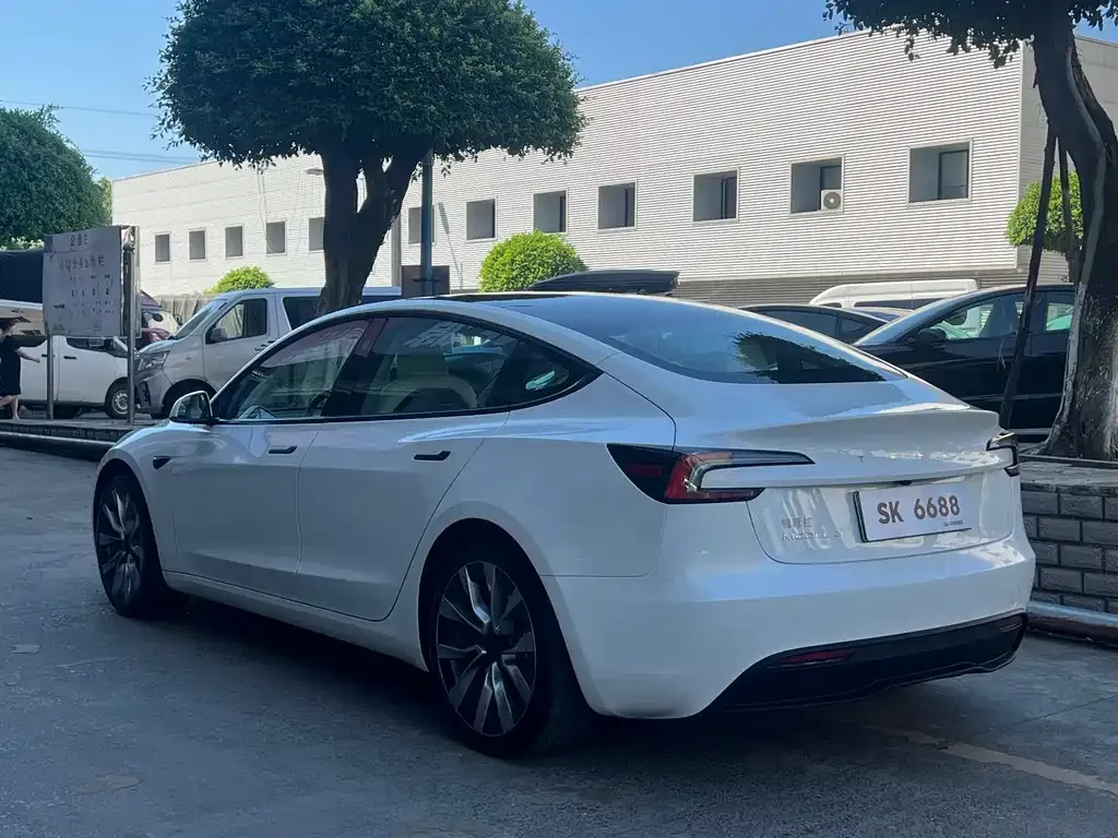 Tesla Model 3 — фото 10