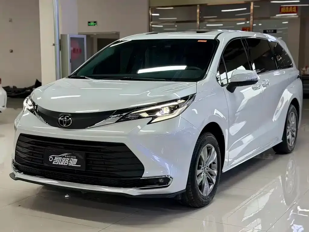 Toyota Sienna — фото 1