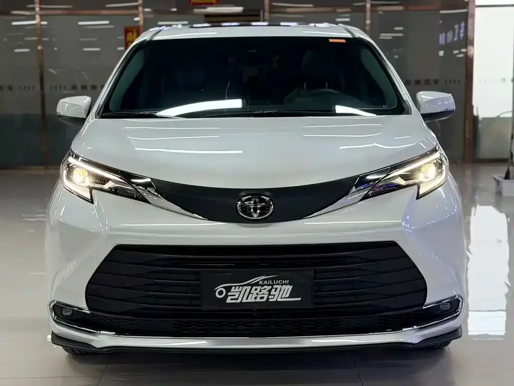 Toyota Sienna — фото 2