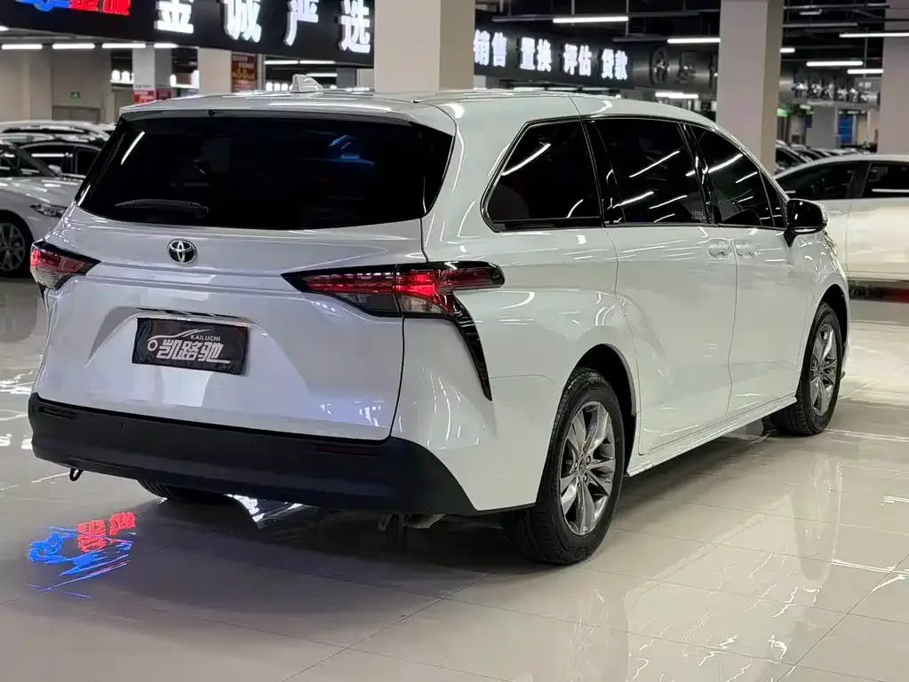 Toyota Sienna — фото 3