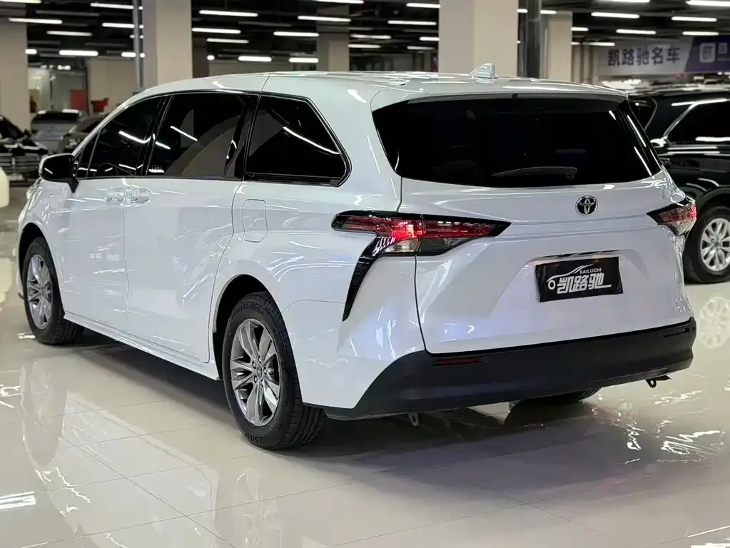 Toyota Sienna — фото 7