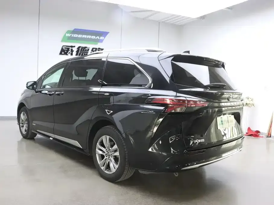 Toyota Sienna — фото 10