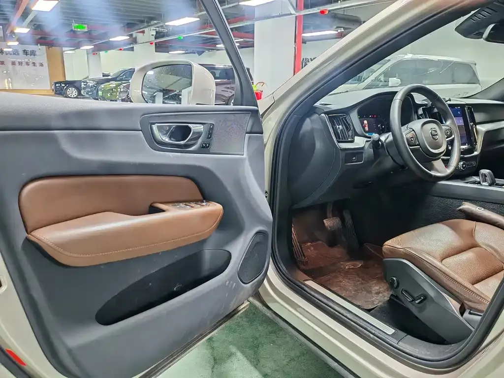 Volvo XC60 — фото 10