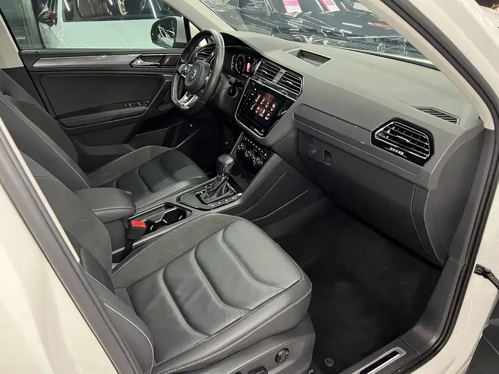Volkswagen Tiguan L — фото 7