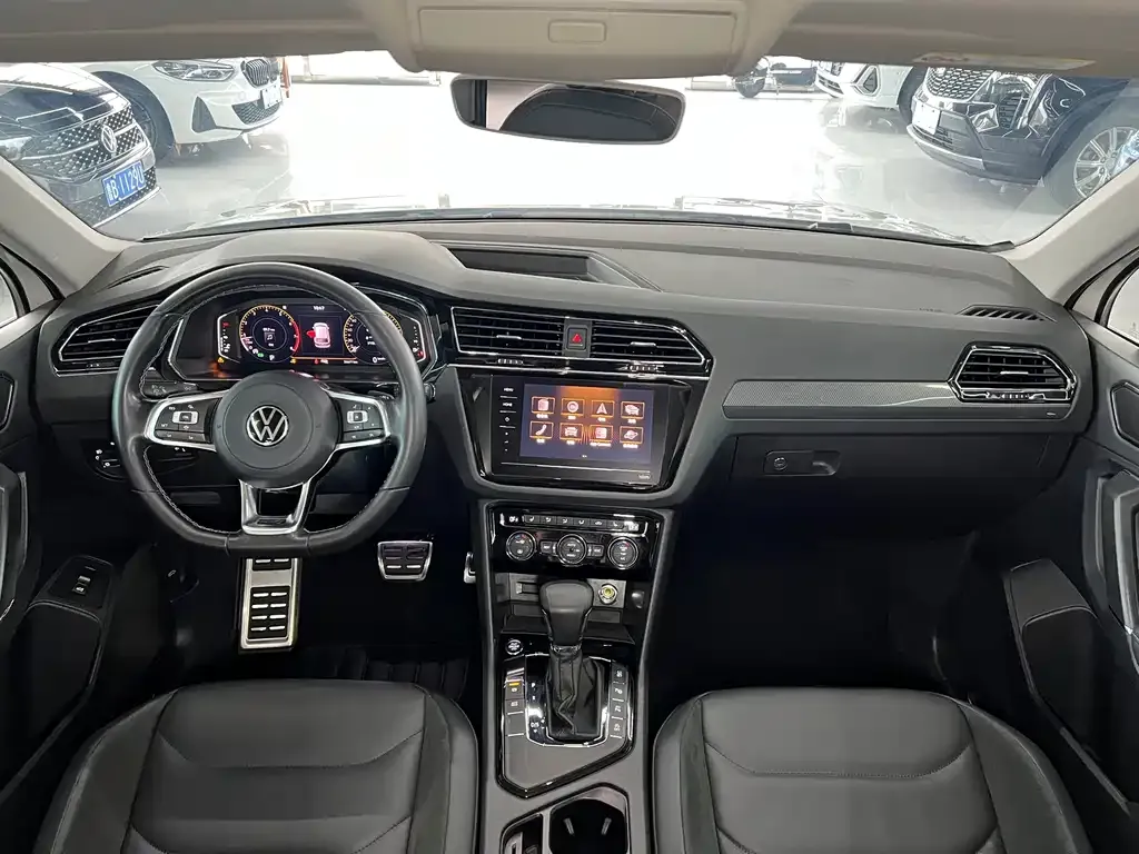 Volkswagen Tiguan L — фото 10