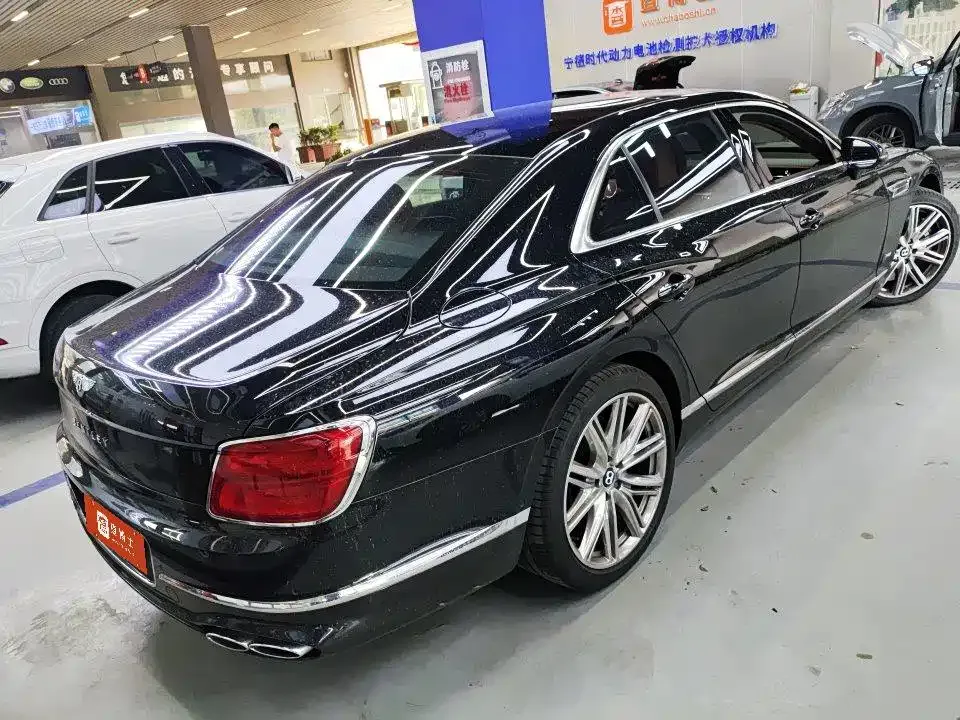 Bentley Flying Spur — фото 9