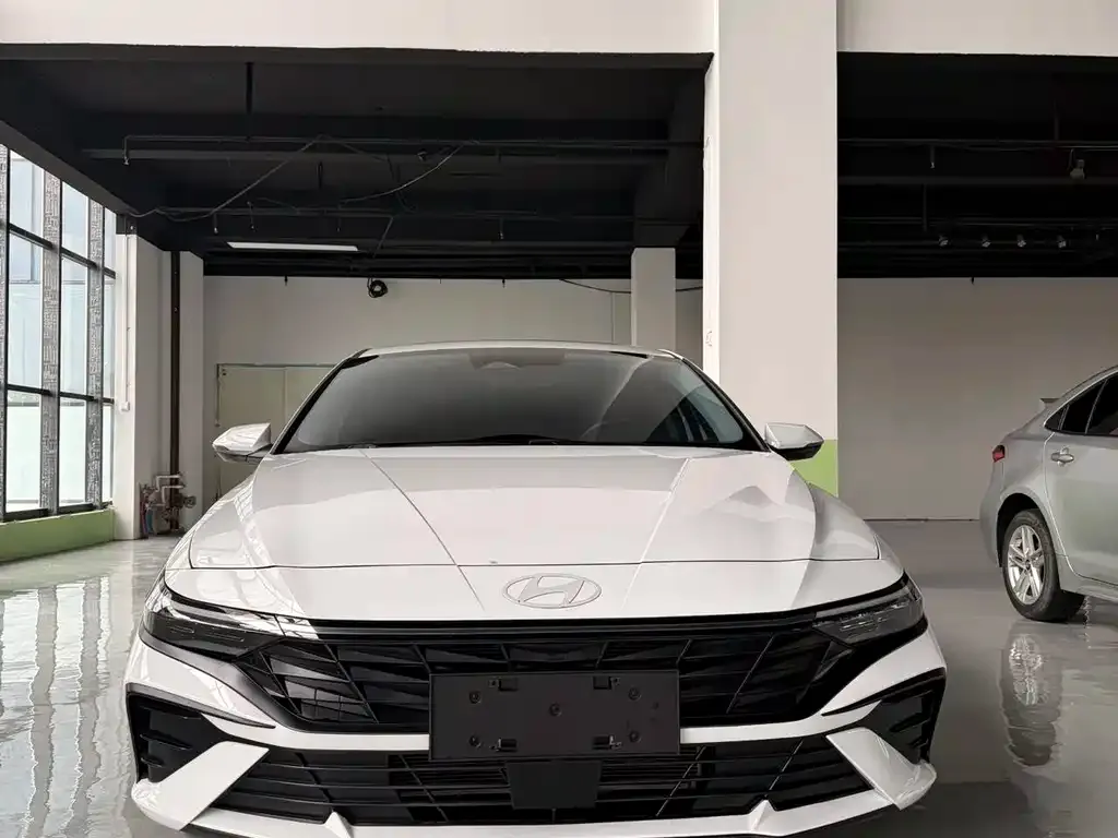 Hyundai Elantra — фото 1