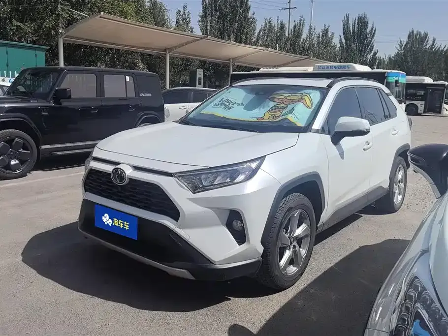 Toyota RAV4 — фото 1