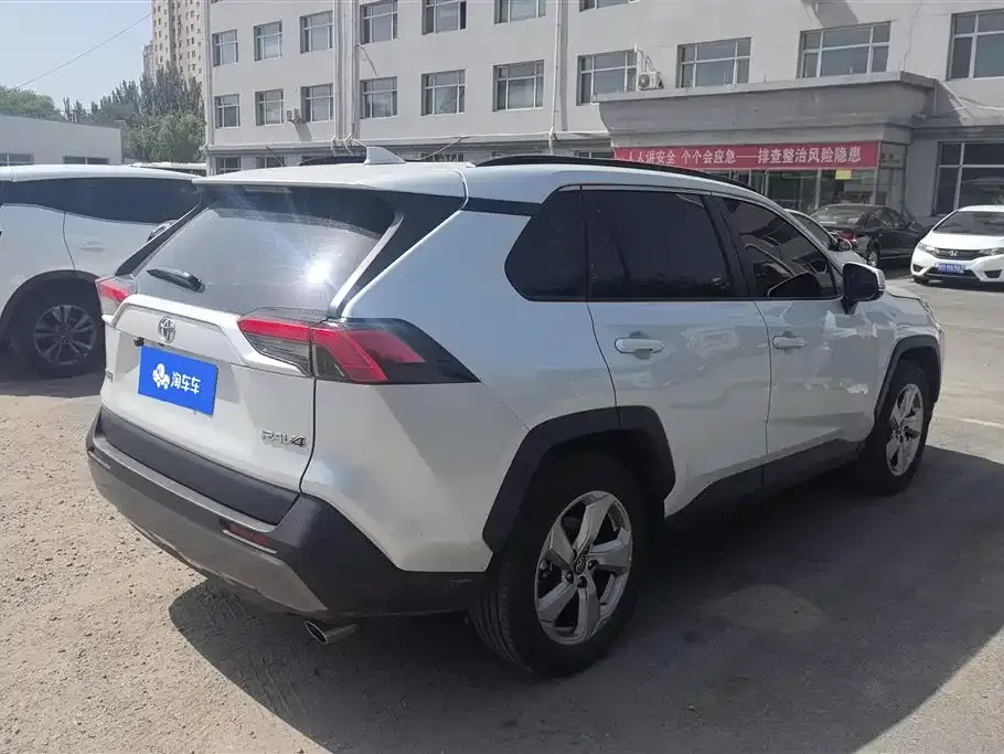 Toyota RAV4 — фото 8