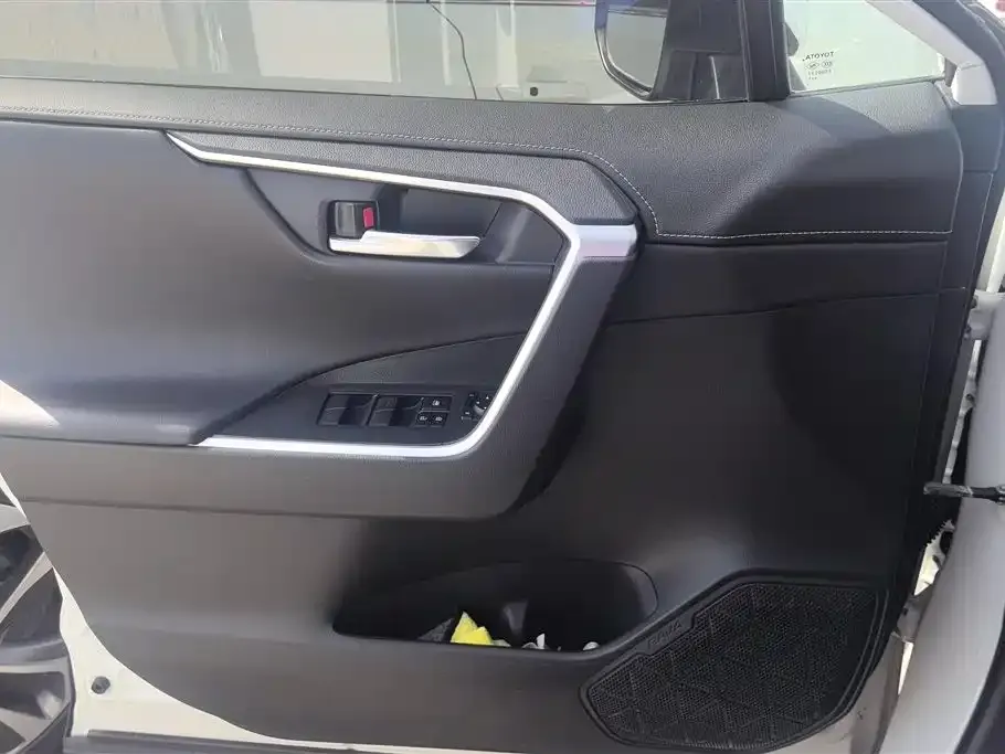 Toyota RAV4 — фото 2