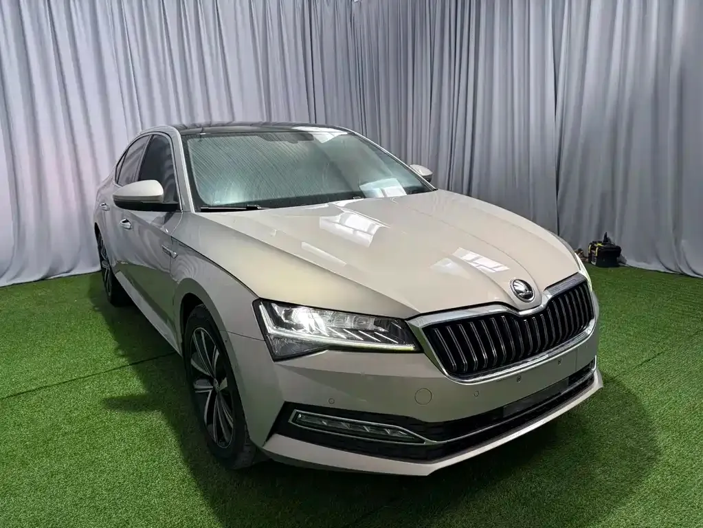 Skoda Superb — фото 9