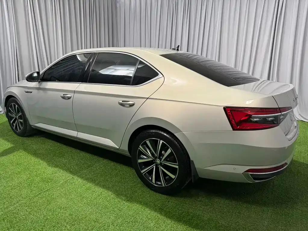 Skoda Superb — фото 7
