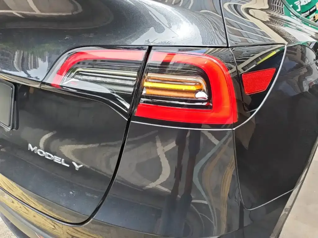 Tesla Model Y — фото 10
