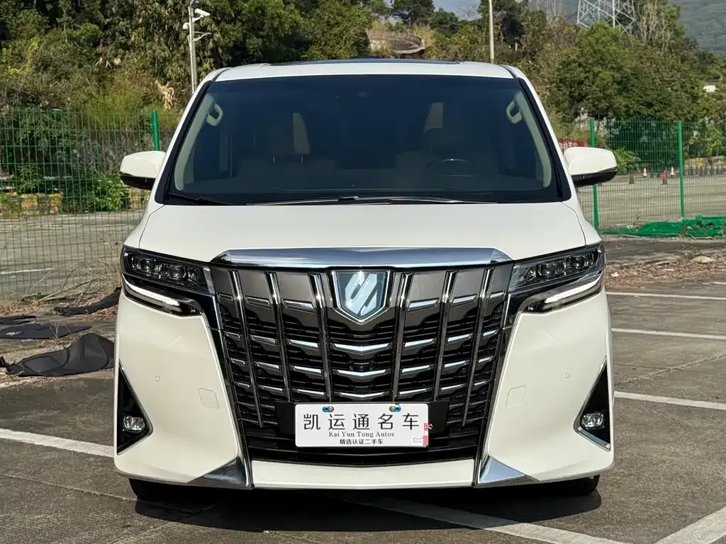 Toyota Alphard — фото 1