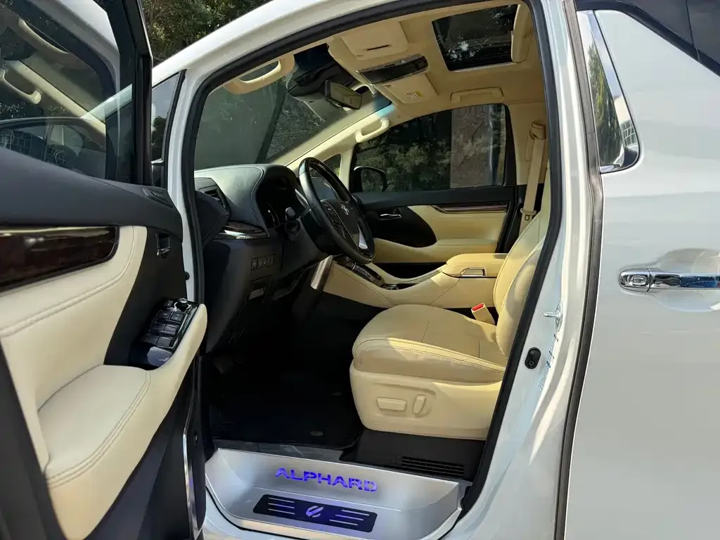 Toyota Alphard — фото 4
