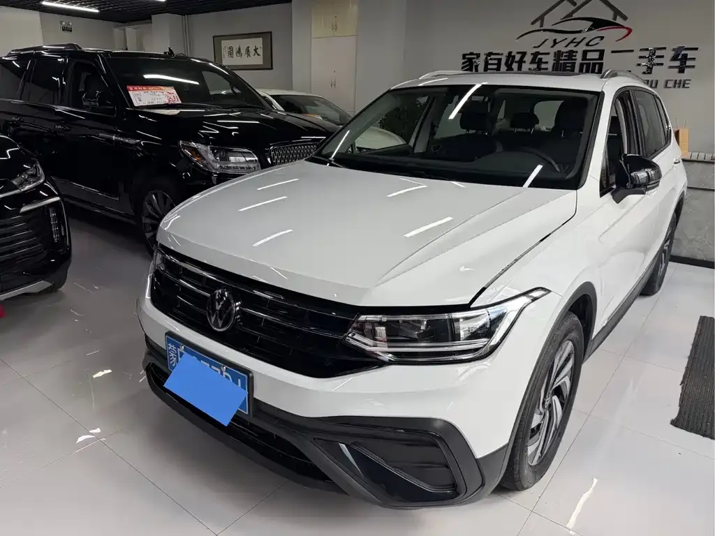 Volkswagen Tiguan L — фото 1