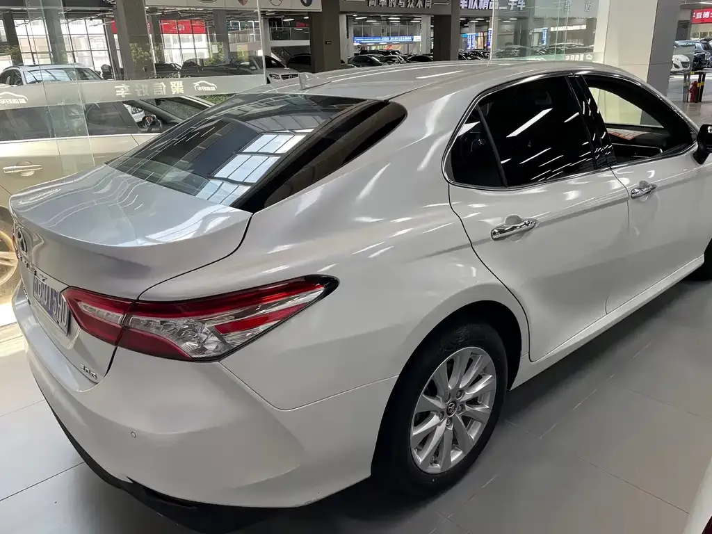 Toyota Camry — фото 10