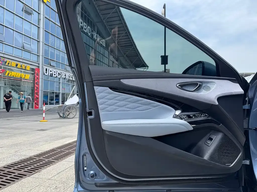 BYD Seal — фото 2
