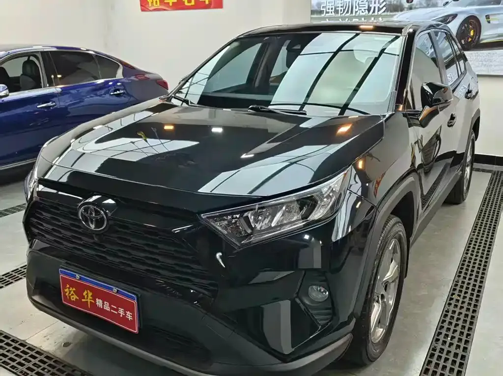 Toyota RAV4 — фото 1