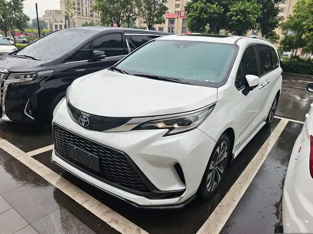 Toyota Granvia — фото 1