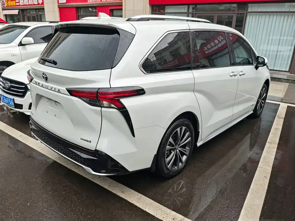Toyota Granvia — фото 9