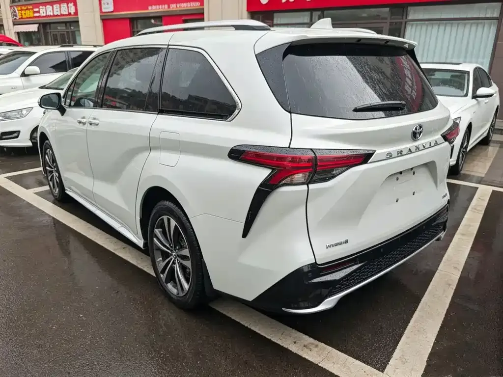 Toyota Granvia — фото 6