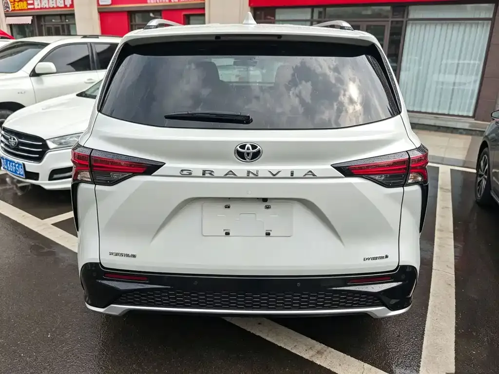 Toyota Granvia — фото 10