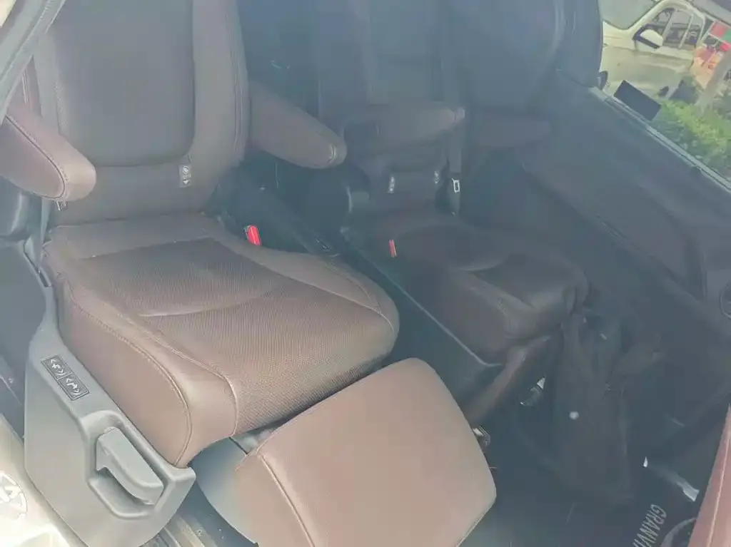 Toyota Granvia — фото 4