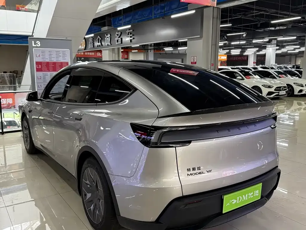 Tesla Model Y L — фото 4