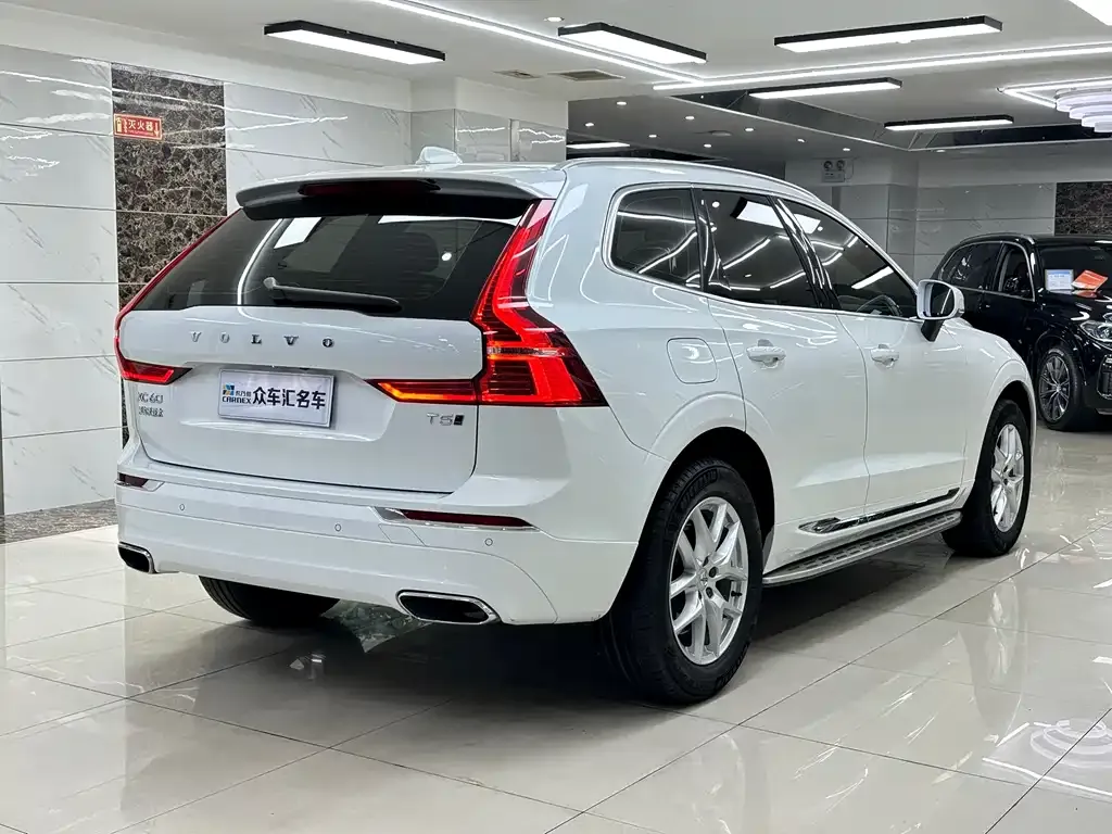 Volvo XC60 — фото 8