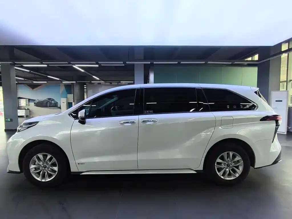 Toyota Granvia 2024 из CN, фото 5