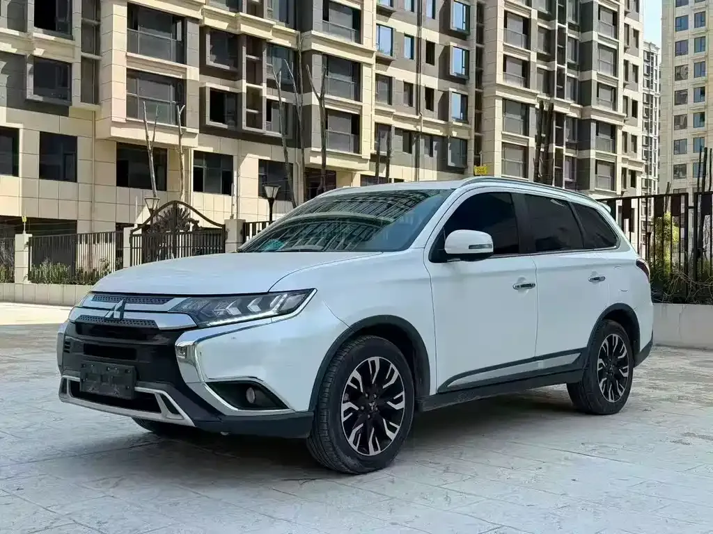 Mitsubishi Outlander — фото 1