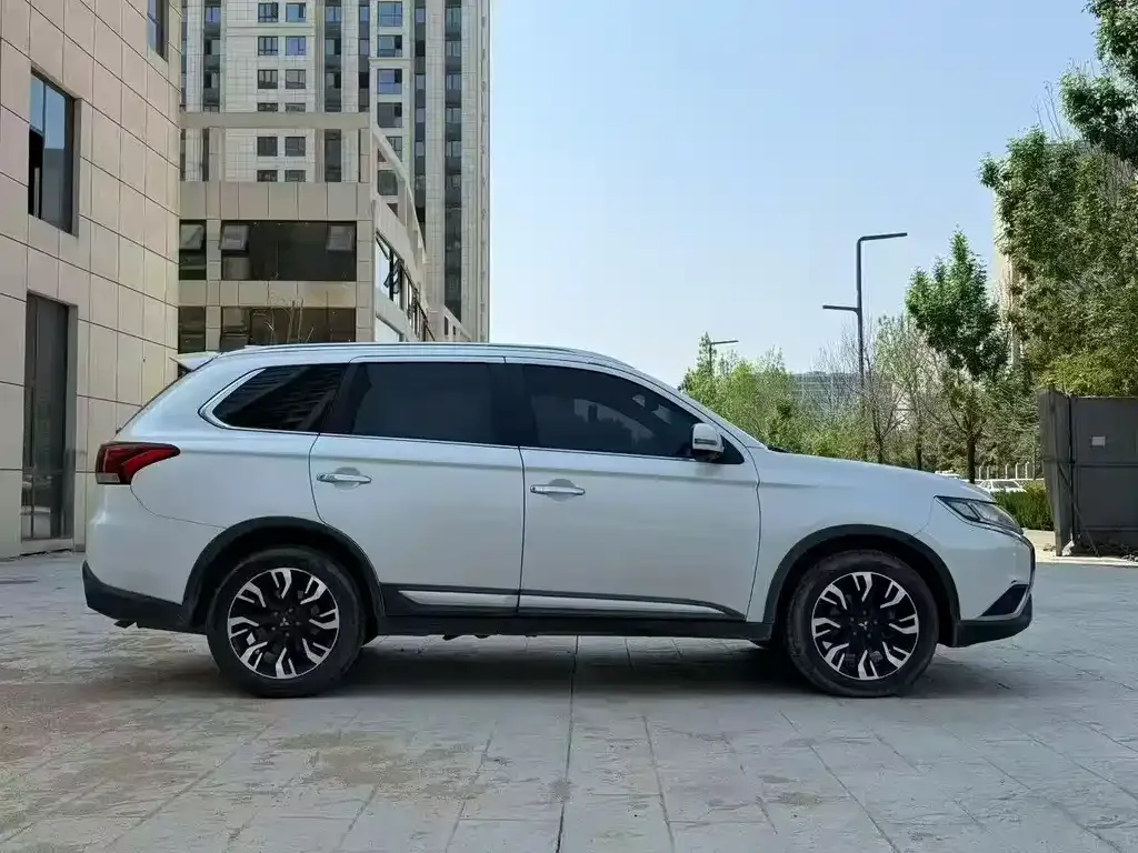 Mitsubishi Outlander — фото 3
