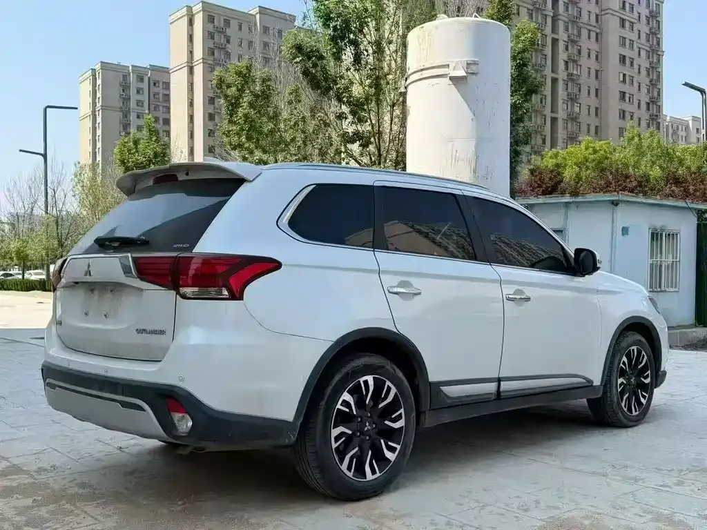 Mitsubishi Outlander — фото 5