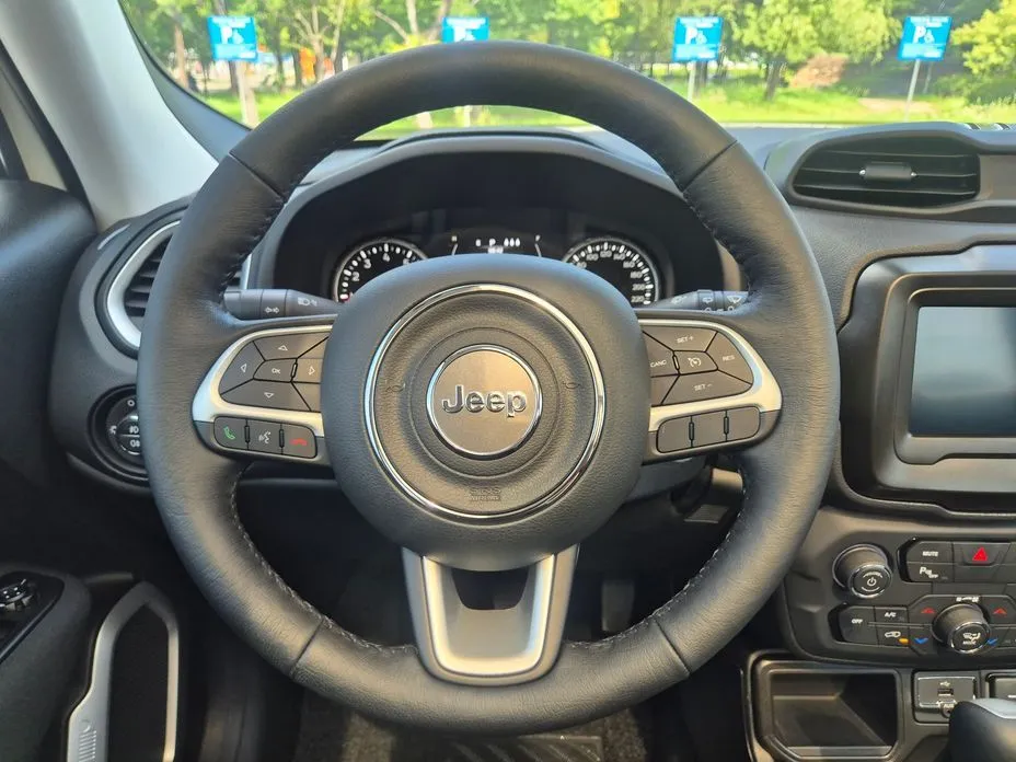 Jeep Renegade — фото 2