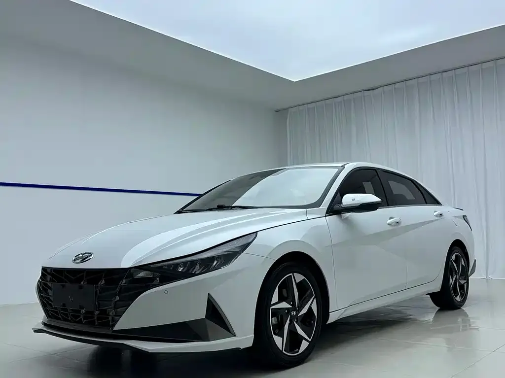 Hyundai Elantra — фото 1