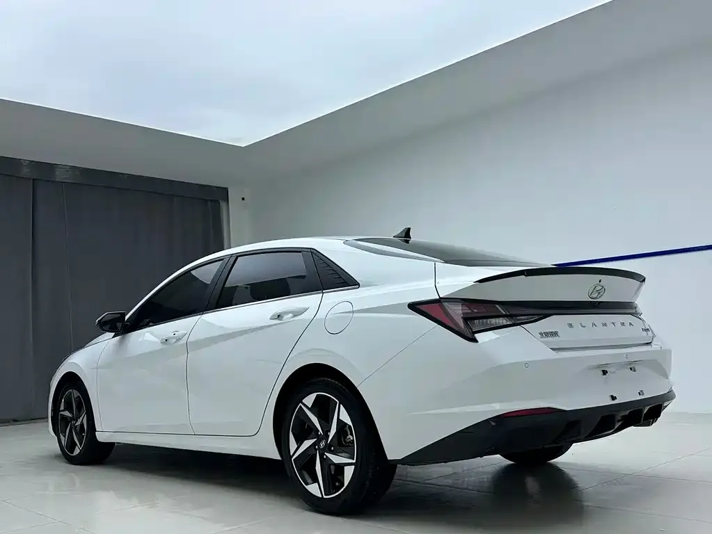 Hyundai Elantra — фото 2