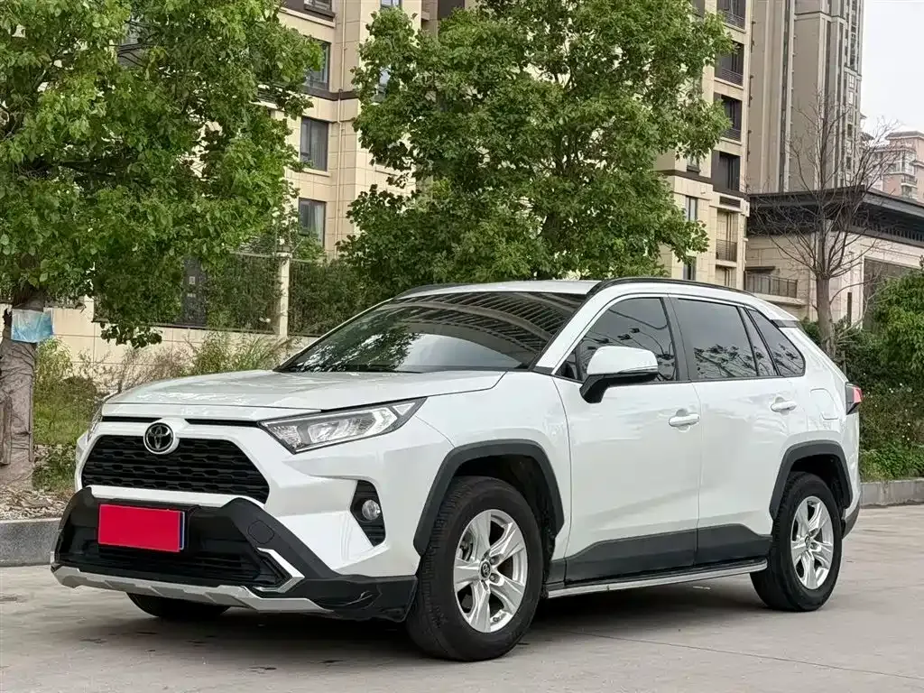 Toyota RAV4 — фото 1