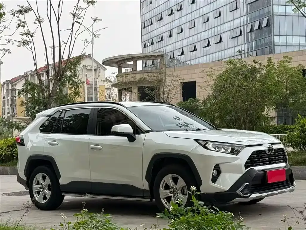 Toyota RAV4 — фото 8